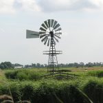 De Amerikaanse windmotor nabij het fietspad